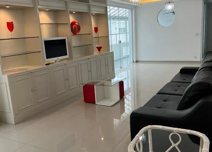 Cobertura 5 suites frente mar Guarujá Pitangueiras
